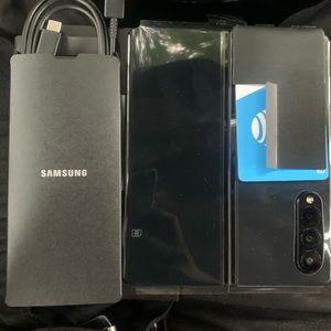 Galaxy z Fold3 5G corms brand new with SIM card and aslo usb cable